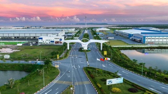 Taman industrial dengan batu alam